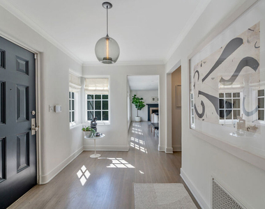 560 S Bronson Avenue - Photo Thumbnail 6