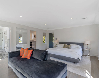 560 S Bronson Avenue - Photo Thumbnail 43