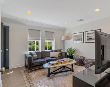 560 S Bronson Avenue - Photo Thumbnail 48