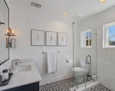 560 S Bronson Avenue - Photo Thumbnail 50