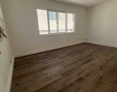 4822 Rosewood Avenue - Photo Thumbnail 8