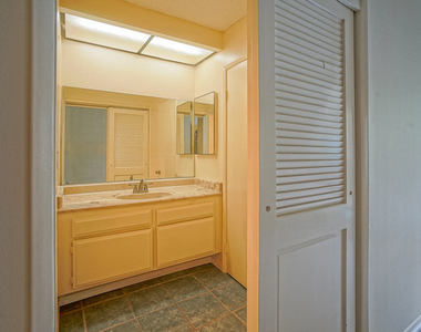 5760 Owensmouth Avenue - Photo Thumbnail 15