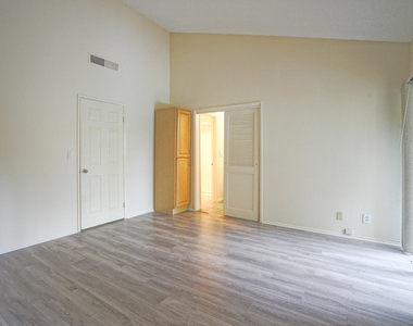 5760 Owensmouth Avenue - Photo Thumbnail 12