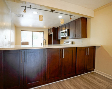 5760 Owensmouth Avenue - Photo Thumbnail 4
