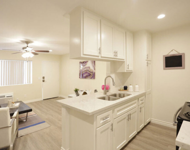 544 S Manhattan Place - Photo Thumbnail 1