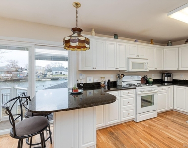 121 Forest Avenue - Photo Thumbnail 2