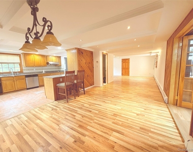 8 College Drive - Photo Thumbnail 3