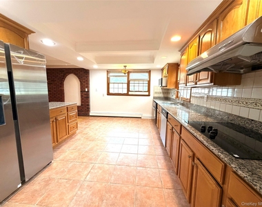 8 College Drive - Photo Thumbnail 2