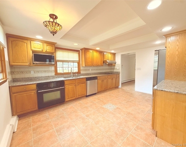 8 College Drive - Photo Thumbnail 1