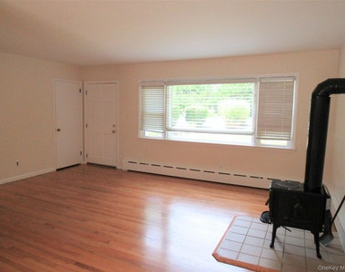 14 Piney Point Avenue - Photo Thumbnail 2