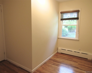 14 Piney Point Avenue - Photo Thumbnail 12