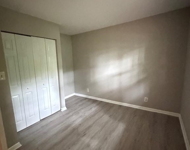 110 Edgehill Drive - Photo Thumbnail 11