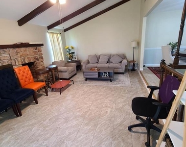 1105 Jonathan Lane - Photo Thumbnail 5