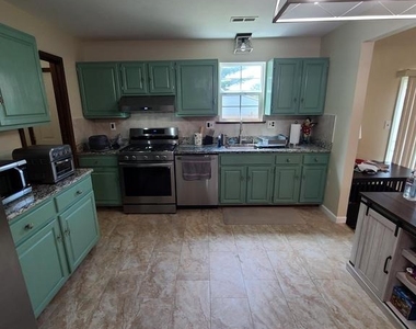 1105 Jonathan Lane - Photo Thumbnail 7