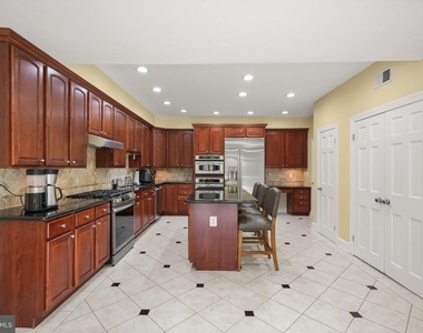 9809 Hall Road - Photo Thumbnail 15