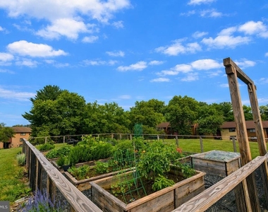 6017 Majors Lane - Photo Thumbnail 12