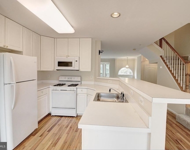 925 Jubal Way - Photo Thumbnail 4
