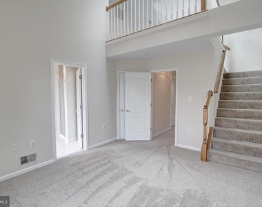 925 Jubal Way - Photo Thumbnail 8
