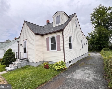 16 Evans Avenue - Photo Thumbnail 3