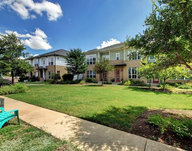 2806 Moreno St - Photo Thumbnail 3