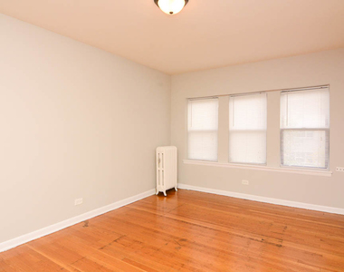 5736 N Winthrop Avenue - Photo Thumbnail 4