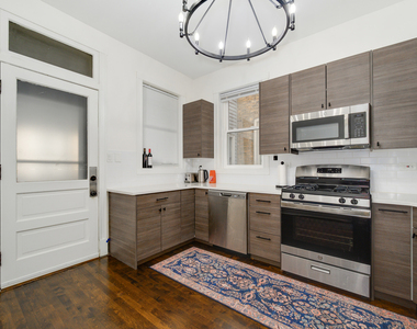 2703 N Sacramento Avenue - Photo Thumbnail 7