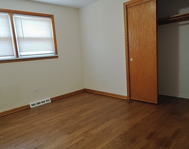 10824 S Sacramento Avenue - Photo Thumbnail 9