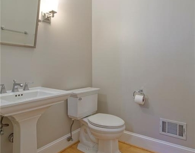 1150 Goodwin Place Ne - Photo Thumbnail 9