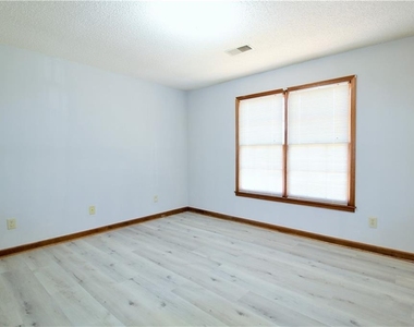 585 Wayside Drive - Photo Thumbnail 11