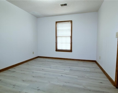 585 Wayside Drive - Photo Thumbnail 13