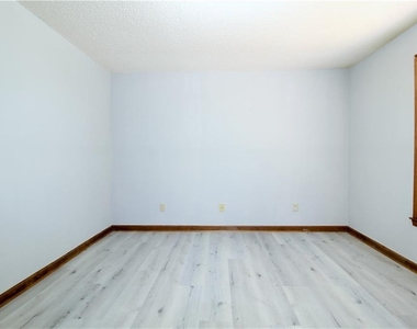 585 Wayside Drive - Photo Thumbnail 10