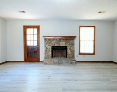 585 Wayside Drive - Photo Thumbnail 3
