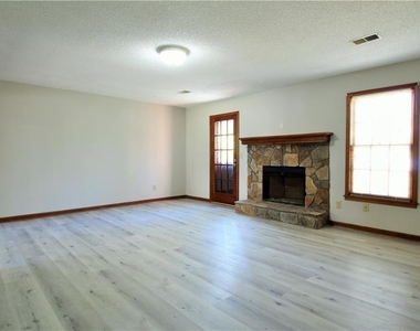 585 Wayside Drive - Photo Thumbnail 2