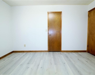 585 Wayside Drive - Photo Thumbnail 14