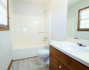 585 Wayside Drive - Photo Thumbnail 12
