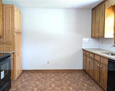 585 Wayside Drive - Photo Thumbnail 5