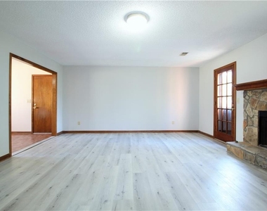 585 Wayside Drive - Photo Thumbnail 4