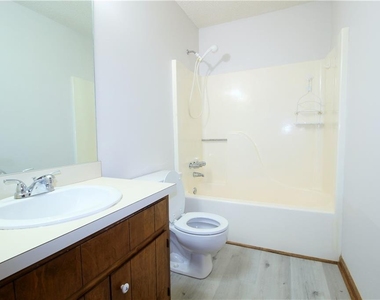 585 Wayside Drive - Photo Thumbnail 16