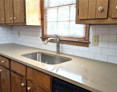 585 Wayside Drive - Photo Thumbnail 8