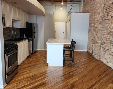 1601 S Indiana Avenue - Photo Thumbnail 2