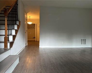 12 Ezzard Street - Photo Thumbnail 3