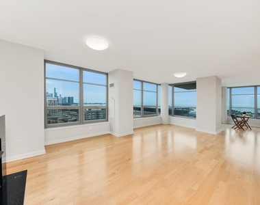 1600 S Prairie Avenue - Photo Thumbnail 1