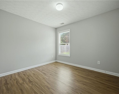 1002 Pine Isle Court - Photo Thumbnail 4
