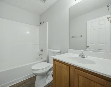 1002 Pine Isle Court - Photo Thumbnail 7