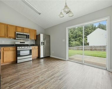 1002 Pine Isle Court - Photo Thumbnail 2