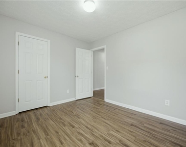 1002 Pine Isle Court - Photo Thumbnail 5