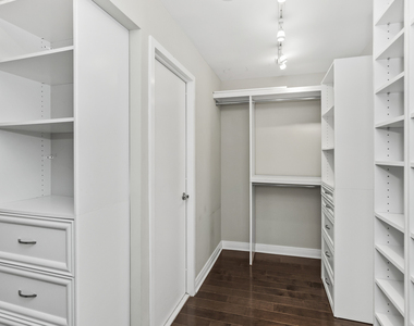 110 E Delaware Place - Photo Thumbnail 12