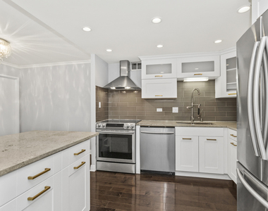 110 E Delaware Place - Photo Thumbnail 2