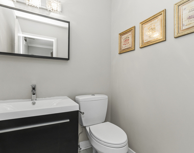 110 E Delaware Place - Photo Thumbnail 6