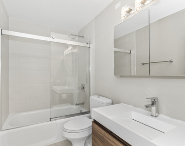 110 E Delaware Place - Photo Thumbnail 13